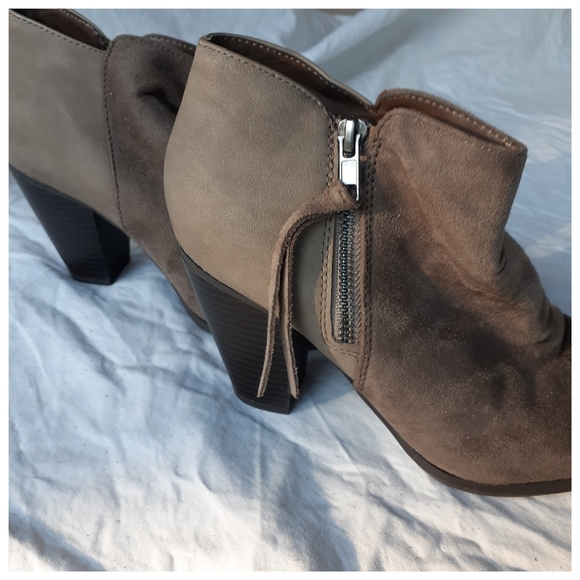 🔥2/$15🔥👢Women's Y. not gray ankle boot - Picture 5 of 10